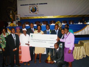 The Zimbabwe Maize Breeding Programme receives the Robert Gabriel Mugabe Award for Outstanding Research. Photo: Courtesy of IBP. 