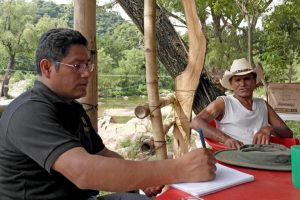 Researcher Alejandro Ramirez records the life experience of a farmer in Chiapas, Mexico. Photo: Sam Storr/CIMMYT